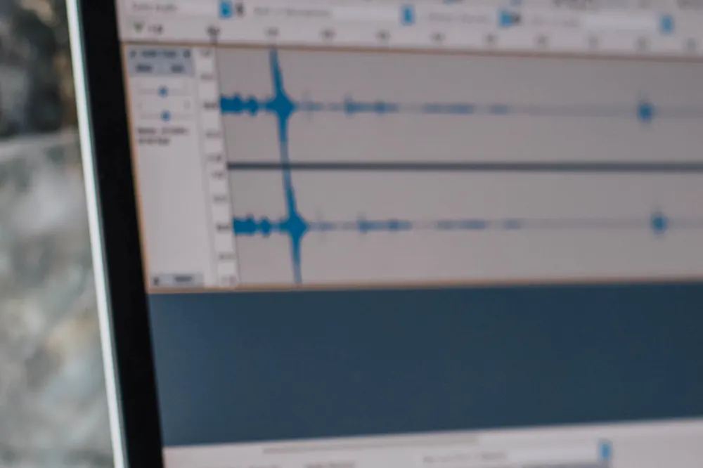 ノートパソコンに表示された音の波形